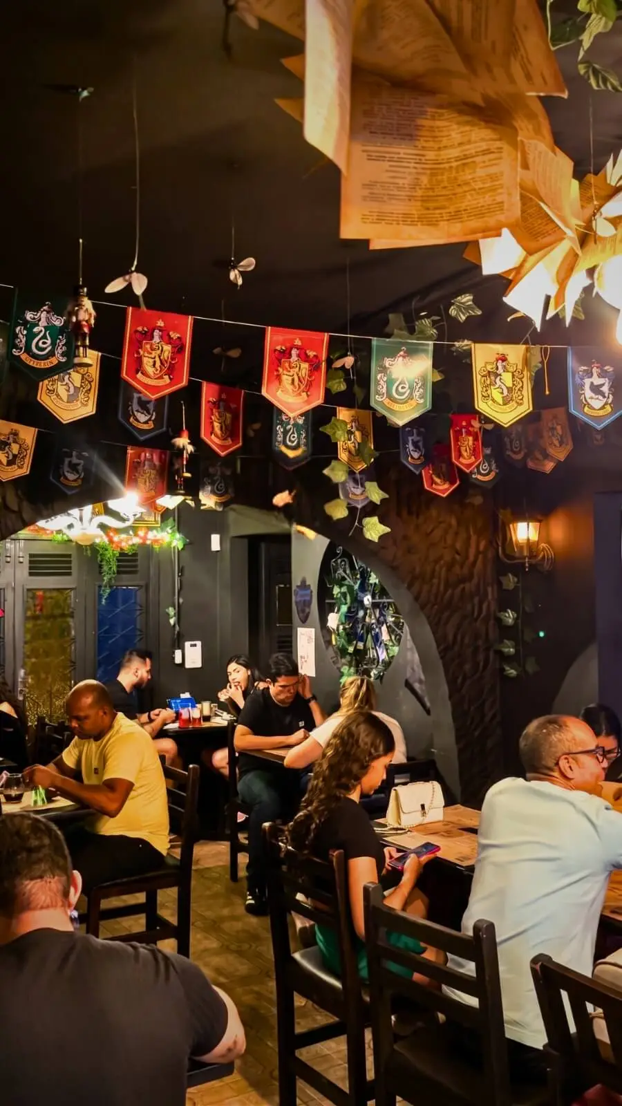 Salão do Beco Mágico com interior temático e luz quente